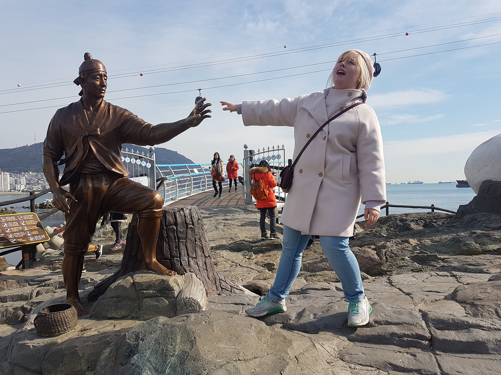 statue-skywalk-busan